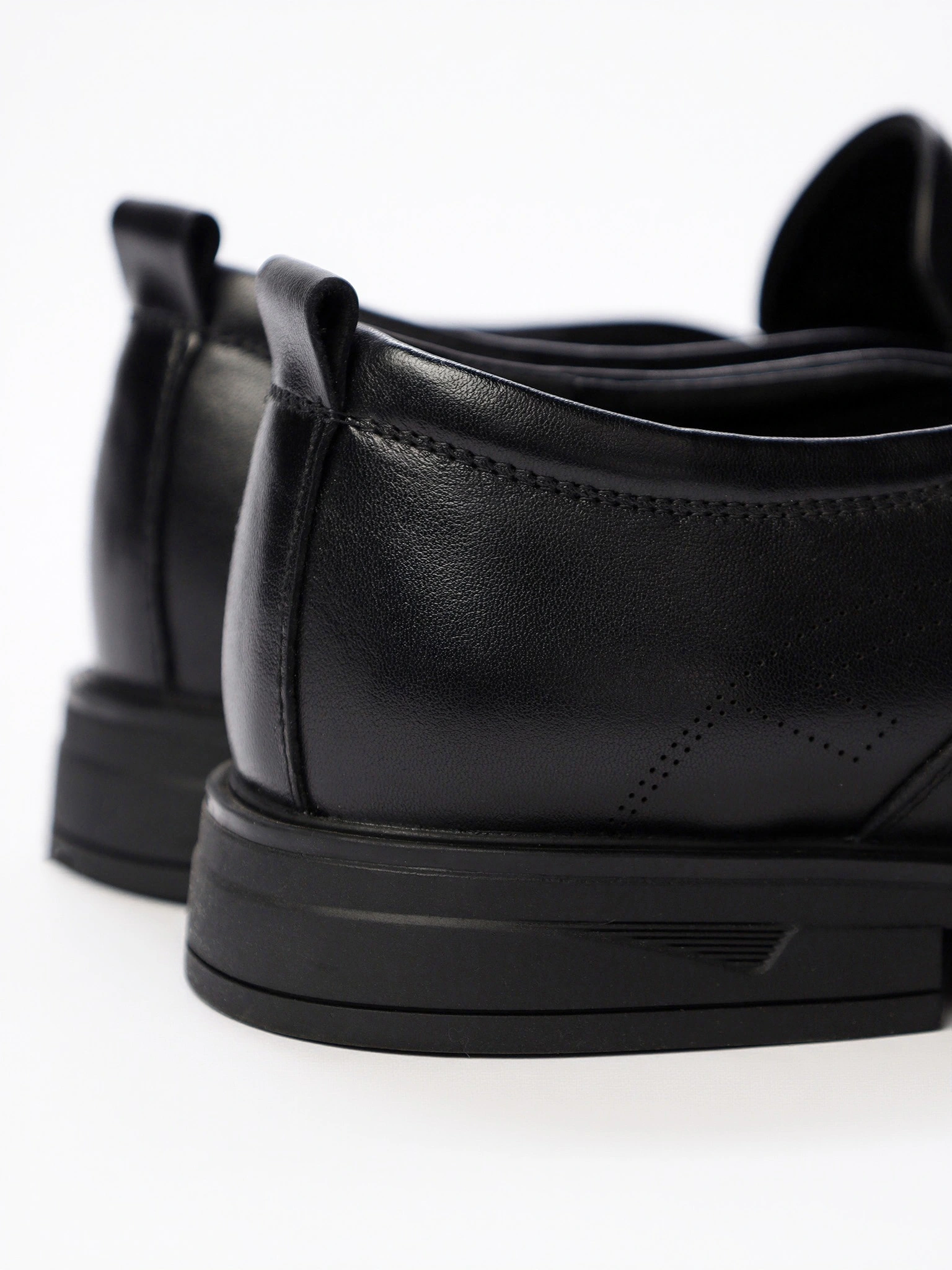 Туфли черного цвета с эластичными вставками на низком каблуке